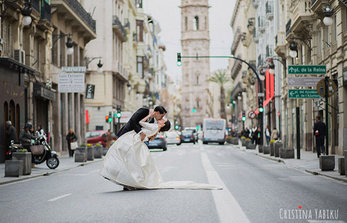 Lee más sobre el artículo LA FOTÓGRAFA CRISTINA YABIKU BUSCA LA COMPLICIDAD CON LAS PAREJAS, CONOCE SU TRABAJO EN FIESTA Y BODA