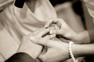 Lee más sobre el artículo Cosas a tener en cuenta antes de elegir la alianza de boda perfecta