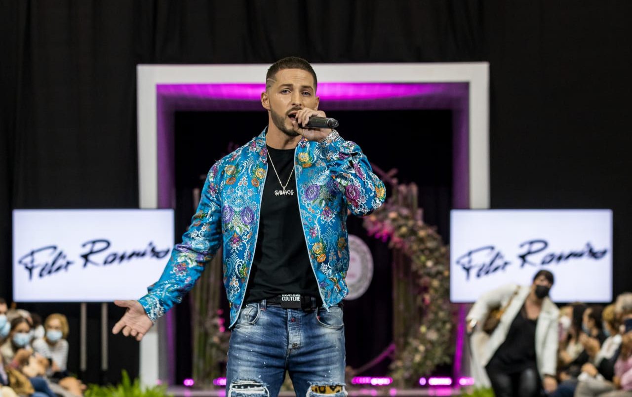 Lee más sobre el artículo Félix Ramiro presenta su nueva “COLECCIÓN DE CEREMONIA, FIESTA Y EVENTOS” acompañado por el cantante Nyno Vargas en la Pasarela Fiesta y Boda