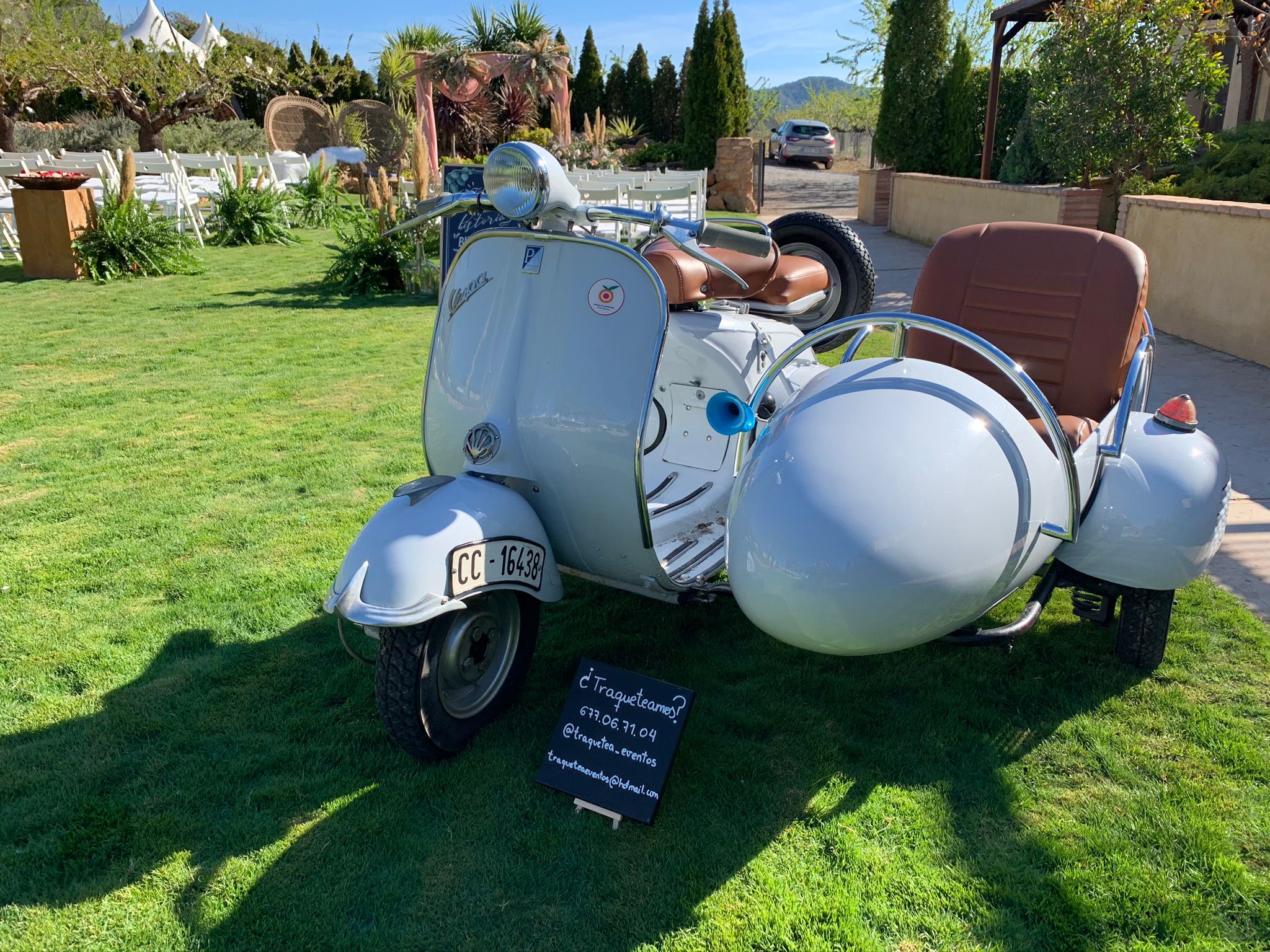 Lee más sobre el artículo Vehículos clásicos para llegar a tu evento ¿te apetece en Lambretta?? Traquetea Eventos en Fiesta y Boda