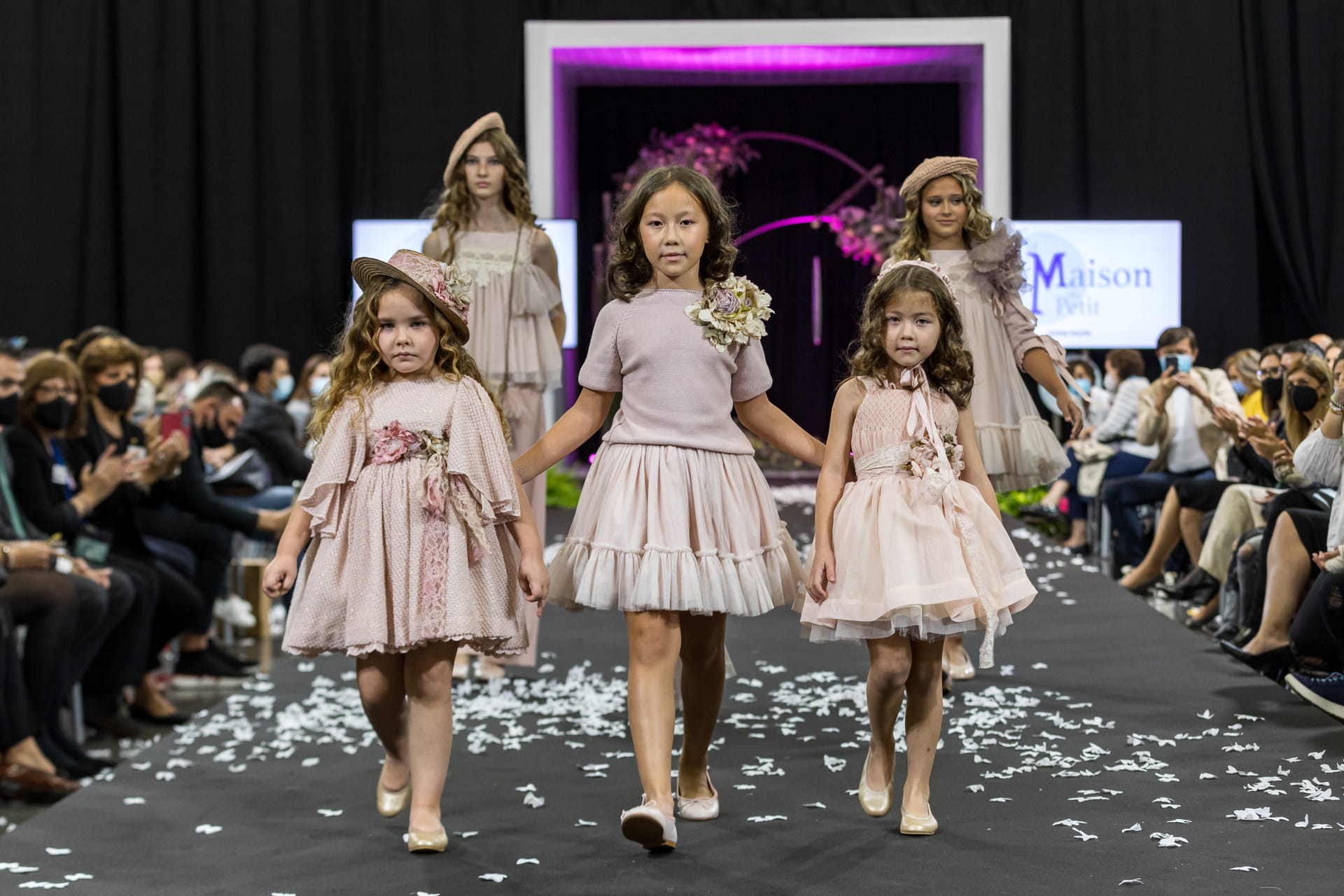 Lee más sobre el artículo Las últimas tendencias de moda Ceremonia y Comunión en la Pasarela Fiesta y Boda