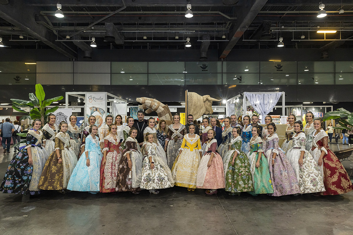 Lee más sobre el artículo Las Falleras Mayores de Valencia 2023 asisten al desfile de Espai Indumentaria Valenciana