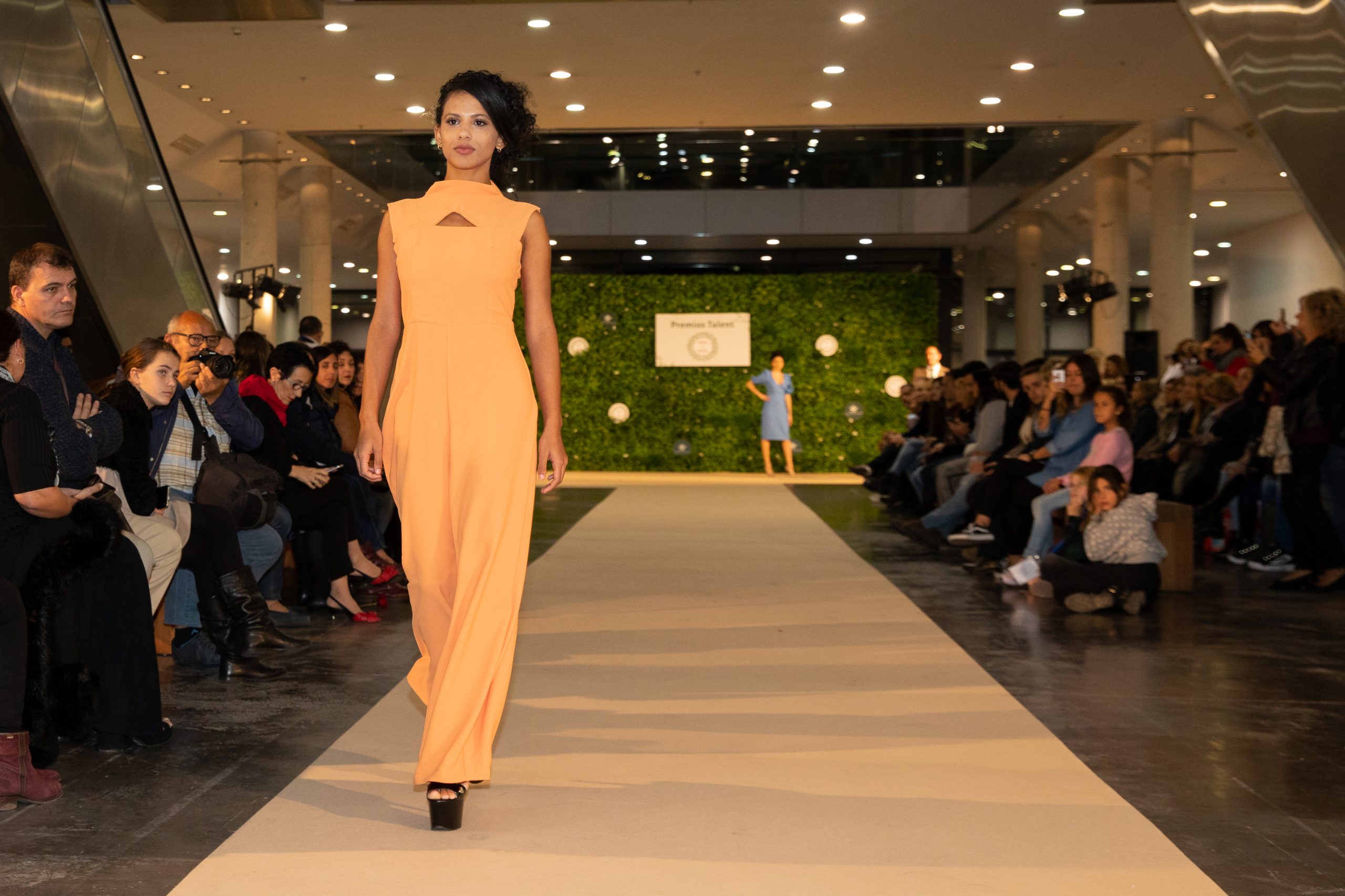 Lee más sobre el artículo Jóvenes talentos, un desfile con mucho diseño y alta costura