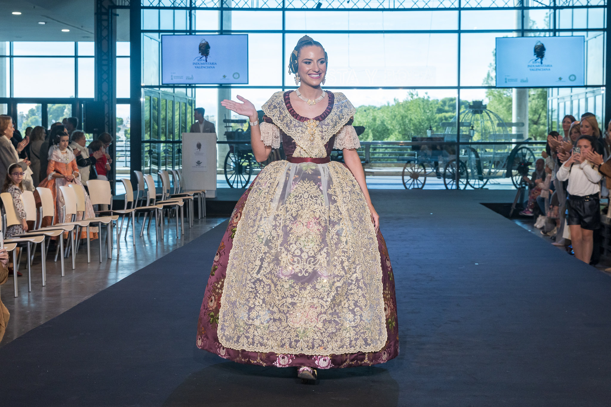 Lee más sobre el artículo La indumentaria valenciana desfila en Fiesta y Boda